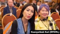 "Ұлысмедиа" басылымының бас редакторы Самал Ибраева (сол жақта).