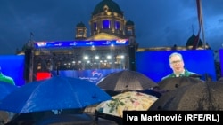 Detalj sa mitinga tokom govora predsednika Srbije (26. maj 2023. godine)