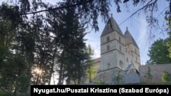 A templom és a templomkert látogatási időben és a misék alatt van nyitva