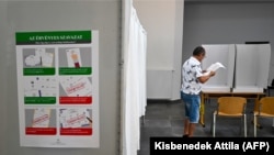 Što se tiče zakonodavstva, Europski parlament je najslabija od ove tri institucije, retko dobijajući mnogo od onoga što želi. Fotografija: Glasač na evropskim izborima, Budimpešta, 9. juni 2024.