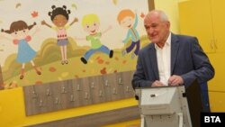 Димитър Главчев гласува с машина в столичното 5-о ОУ "Иван Вазов".