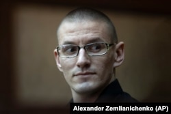 Роберт Вудленд, кој како дете бил посвоен од американски родители, бил обвинет за поседување дрога. Нему му се заканува затворска казна до 20 години.