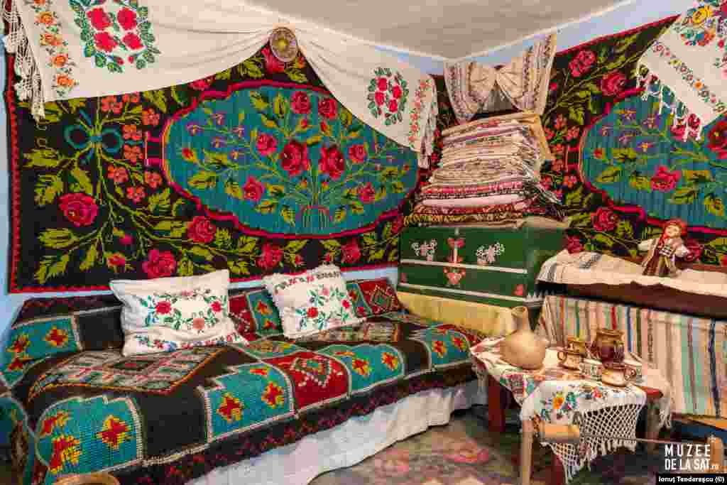 Muzeul &bdquo;Colțișorul meu de altădată&rdquo;&nbsp;este, de fapt, casa&nbsp;în care au locuit străbunicii tinerei Teodora Panainte.&nbsp;Muzeul a pornit de la două covoare, o icoană și războiul de țesut. Apoi, Teodora a adunat din mai multe sate obiecte pe care să le păstreze în casă: prosoape, unelte de țesut, cămăși, covoare etc. Aici&nbsp;poate fi explorat turul virtual 3D.