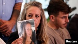 Nëna e Maya Schem mban një fotografi të vajzës së saj që u rrëmbye në Rripin e Gazës, pas një infiltrimi vdekjeprurës nga persona të armatosur të Hamasit nga Gaza, në Tel Aviv, Izrael, 17 tetor 2023.