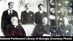 საქართველოს დემოკრატიული რესპუბლიკის დელეგაციის წევრები ბერლინში. მარცხნიდან
სხედან: ნიკო ნიკოლაძე, აკაკი ჩხენკელი (დელეგაციის ხელმძღვანელი), ზურაბ ავალიშვილი.
დგანან: სპირიდონ კედია, გიორგი მაჩაბელი, მიხაკო წერეთელი - სასტუმრო „ადლონი“. 5 ივნისი, 1918.