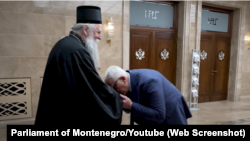 Predsjednik Skupštine Andrija Mandić dočekuje u parlamentu mitropolita Srpske pravoslavne crkve Joanikija, 15. januar 2024.