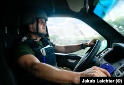 Oleksiy Savkevych duke dërguar ndihma humanitare në Avdivka, August 2023.