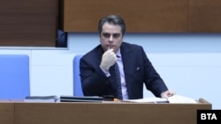 Финансовият министър Асен Василев присъства в парламента по време на дебатите и гласуването.