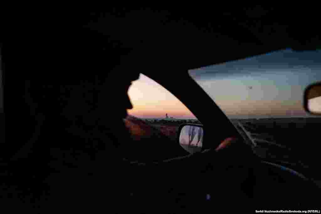 Tornjevi rudnika uglja Vuhledar vide se tokom vožnje do opkoljenog grada. Vožnja u mraku prije izlaska sunca minimizira rizik da ekipa bude na meti ruskih kamikaza dronova. Kvadrokopteri za bacanje bombi se takođe koriste na ovim istočnim putevima za gađanje vojne opreme, a ponekad čak i automobila.