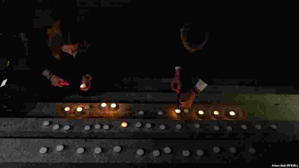 U napadu koji se dogodio 3. maja u osnovnoj školi u Beogradu trinaestogodišnji učenik pucao je i ubio osmoro dece i radnika obezbeđenja, a ranio šestoro učenika i jednu nastavnicu. &nbsp;