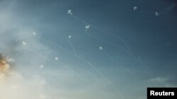 Svaki projektil u prosjeku košta 40.000 do 50.000 dolara (oko 47.000 eura), prema Institutu za studije nacionalne sigurnosti iz Tel Aviva.