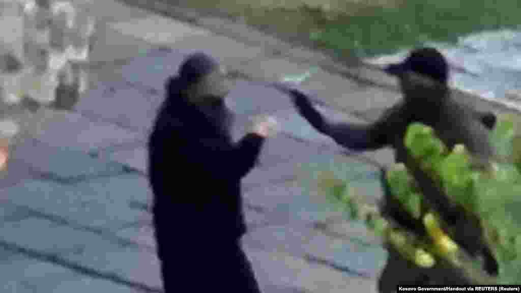 Egy fegyveres és a kolostorban élő szerzetes látható 2023. szeptember 24-én a rendőrségi felvételen.&nbsp;A beszámolók szerint a fegyveresek&nbsp;behatoltak a kolostor területére, és arra kényszerítették a szerzeteseket és a látogató híveket, hogy zárkózzanak be a templomba