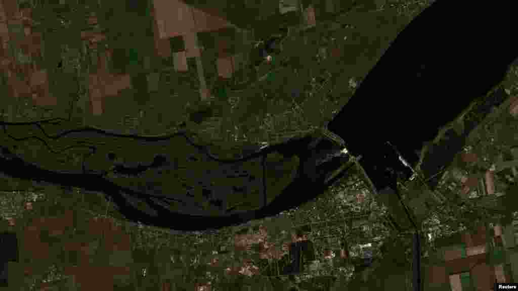 A Nova&nbsp;Kahovka gát&nbsp;és környéke műholdfelvételen az ukrajnai Herszon mellett 2022. október 18-án.&nbsp;A harminc méter magas és 3,2 kilométer hosszú gátat még a szovjet időkben, 1956-ban építették a Dnyipro folyón. A tizennyolc köbkilométernyi víztömegű víztározó &ndash; körülbelül akkora, mint az amerikai Nagy-sóstó vagy a Balaton közel tízszerese &ndash; a Krím félszigetet és a szintén orosz ellenőrzés alatt álló zaporizzsjai atomerőművet is ellátja vízzel