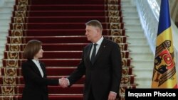 Sandu moldovai és Iohannis román elnök kezet ráz Bukarestben 2023. február 23-án