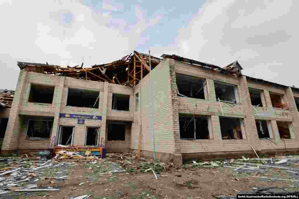 Fotografija 1: Teško oštećena škola u Kuhari u martu 2022. Fotografija 2: Ista škola u martu 2024. U renoviranoj škola nastava je nastavljena.