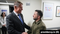 Liderii politici români, în frunte cu președintele Klaus Iohannis, refuză de la începutul invaziei Rusiei în Ucraina să spună în ce constă ajutorul militar pentru Ucraina. Dar liderii ucraineni au declarat de mai multe ori că ei sunt foarte mulțumiți de ajutorul României.
