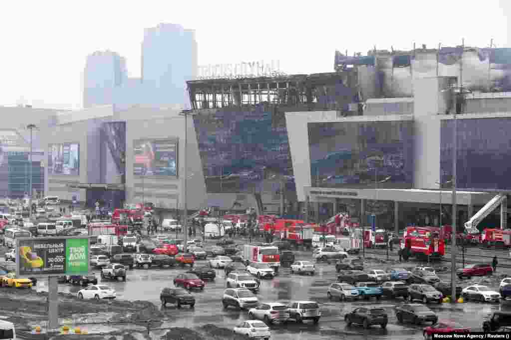 Ekipe hitnih službi ispred koncertne dvorane Crocus City Hall nakon smrtonosnog napada 22. marta, zapadno predgrađe Moskve, 23. marta.