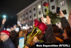 თბილისი. 16 თებერვალი. ოპოზიციონერი ლიდერის, ალექსეი ნავალნის გარდაცვალების შემდეგ, რუსეთის მოქალაქეები თბილისში, რუსეთის ყოფილ საელჩოსთან შეიკრიბნენ.