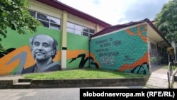 Mural Gorana Stefanovskog i stih iz pjesme "Skoplje", grupe Leb i sol, maj 2024.