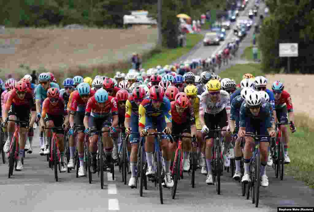 Na trci Tour de France učestvuju 22 tima iz različitih zemalja svijeta.