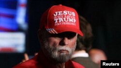 Привърженик на Тръмп по време на победната реч на кандидата след първичния вот в Южна Каролина. На шапката пише: "Исус е моят спасител. Тръмп е моят президент"