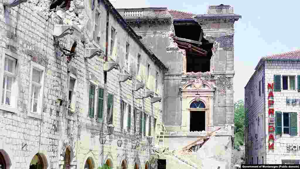 &quot;Ljudi neka upamte da smo mi na trusnom području, nek osluškuju prirodu jer je ona moćnija od čovjeka&quot;, govorila je za RSE Nada Radović iz Kotora, kada je prije deceniju i po objavila knjigu sjećanja svojih sugrađanja o zemljotresu. Podsjećaju na to i ove fotografije kotorskog Trga od oružja. &nbsp;