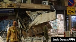 Rakétatámadástól tönkrement bolt Tel-Avivban 2023. október 7-én