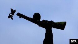 Във вторник започна фактически демонтажът на Паметника на Съветската армия в София, наричан от противниците си МОЧА - Монумент на окупационната Червена армия.