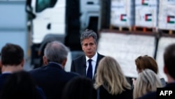 Američki državni sekretar Antony Blinken razgovara s novinarima ispred kamiona s humanitarnom pomoći za Gazu u Jordanskoj hašemitskoj dobrotvornoj organizaciji u Amanu 30. aprila 2024. 