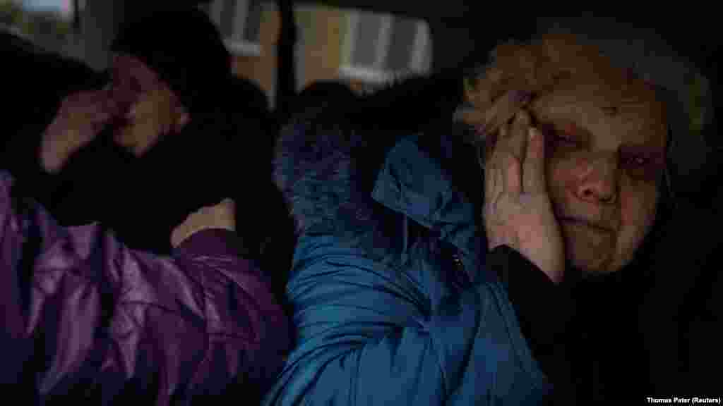 Idősebb ukrán asszonyok, akik arra kényszerülnek, hogy az intenzív légitámadások miatt elhagyják otthonukat.&nbsp;A megmaradt kisszámú civil lakosság egyre nagyobb számban menekül a városból