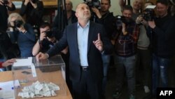 Президентът Румен Радев по време на последните парламентарни избори през парил