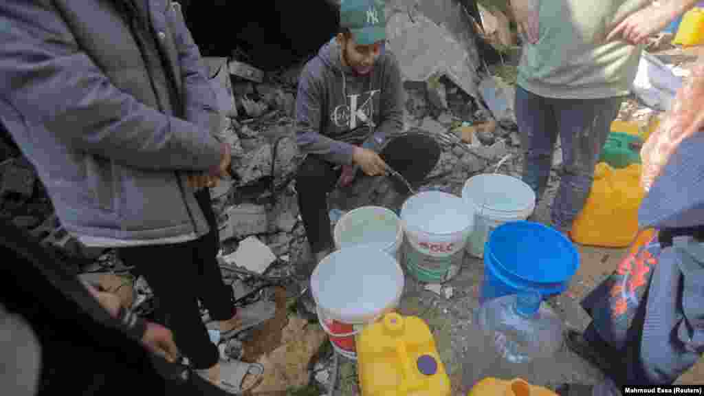 Palesztinok vizet gyűjtenek a Gázai övezet északi részén lévő Dzsabalíja menekülttáborban 2024. február 7-én.&nbsp;Az emberek beszámoltak róla, hogy a földbe ássák magukat, hogy hozzáférjenek a vízvezetékekhez iváshoz és mosakodáshoz.&nbsp;Az UNICEF szerint a gázai víz- és csatornázási létesítmények legalább fele megsemmisült vagy megrongálódott, míg az UNRWA jelentése szerint a gázai lakosság mintegy hetven százaléka sós vagy szennyezett vizet iszik