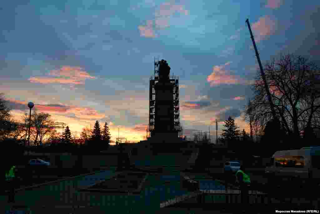 Демонтажът на Паметника на Съветската армия започна на 12 декември 2023 г. Това стана след близо три десетилетия призиви на граждани и политици той да бъде свален, тъй като е построен с пропагандна цел от комунистическия режим.&nbsp;