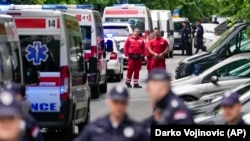 Hitna pomoć i policija ispred škole "Vladislav Ribnikar" nakon pucnjave, 3. maj 2023.