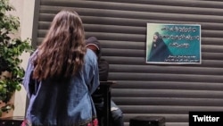 Mnoge iranske žene i učenice su se oglušile o iranska pravila o hidžabu u znak prkosa nakon smrti mlade žene u policijskom pritvoru jer je navodno nepropisno nosila maramu.