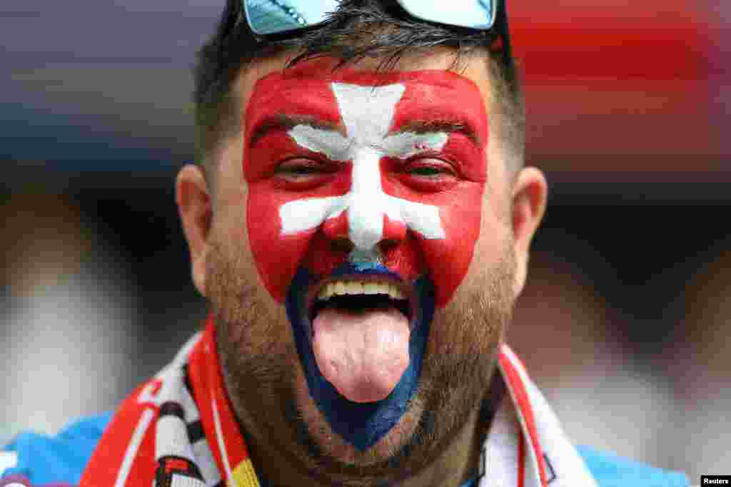 Радосен навивач на Словачка по победата на неговата репрезентација над Белгија со 1:0