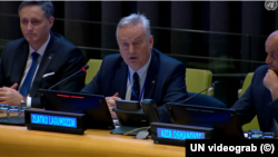 Član Predsjedništva BiH Denis Bećirović, ambasador BiH pri UN-u Zlatko Lagumdžija i Azir Osmanović, preživjeli Srebreničanin, u New Yorku, 19. 4. 2024.