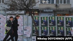 Pe 30 martie 2023, în Sofia, doi tineri trec prin fața afișelor electorale ale partidului de extremă dreapta, deschis rusofil, Renașterea- Vazrazhdane. Acesta cere ieşirea Bulgariei din UE şi din NATO și este cotat în sondaje cu circa 12% din voturi.
