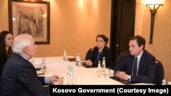 Kryeministri i Kosovës, Albin Kurti, së bashku me ministrin e Jashtme të Kosovës, Donika Gërvalla, gjatë një takimi me shefin e diplomacisë së Bashkimit Evropian (BE), Josep Borrell, në Munih, Gjermani, 16 shkurt 2024.