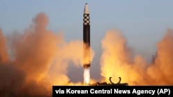 На тази снимка, предоставена от севернокорейското правителство, се вижда междуконтинентална балистична ракета по време на учение за изстрелване на международното летище Сунан в Пхенян на 16 март 2023 г.