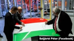 Szijjártó Péter külügyminiszter, Les Zoltán, az Audi Hungaria járműgyártásért felelős igazgatósági tagja és Alfons Dintner, az Audi Hungaria igazgatóságának elnöke az Audi szerszámgyára bővítésének átadóján Győrben 2022. szeptember 27-én