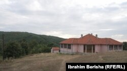 Shkolla paralele e ndarë “Naum Veqilharxhi” në Vërshec të Suharekës.