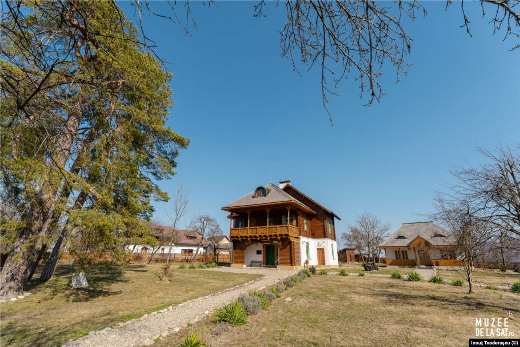 Gabriel Popescu a avut un talent remarcabil la desen, astfel că a obținut o bursă la Paris pentru a studia pictura, însă s-a înscris la cursuri de gravură. A rămas șase ani în capitala Franței, apoi s-a întors în România, unde a continuat să profeseze.&nbsp; Aici&nbsp;poate fi explorat turul virtual 3D.