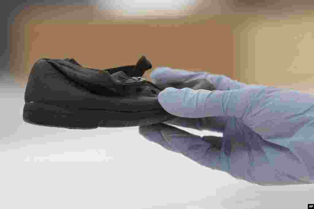 &quot;Cipela je predmet usko povezan s osobom, s djetetom. To je trag, ponekad i jedini trag koji ostaje od djeteta&quot;, kaže&nbsp;stručnjak za konzervaciju, Miroslav Mačiašček.