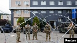 Pripadnici KFOR-a ispred općinske zgrade u Leposaviću, 2. juni 