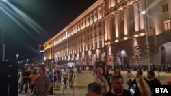 Протестиращи земеделци чакаха пред Министерския съвет резултатите от срещата.