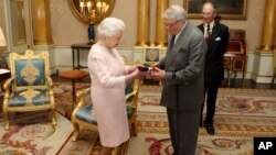 Кралица Елизабет II връчва на художника Дейвид Хокни Ордена за заслуги в Бъкингамския дворец, Лондон, 22 май 2012 г.