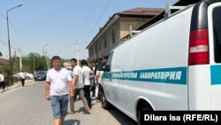 Машина полиции в селе Жибек Жолы, где была убита пятилетняя девочка