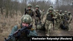 Rekrutët e rinj nga Batalioni "Da Vinci Wolves", duke u stërvitur në një lokacion të paspecifikuar në Ukrainë, 12 mars 2024.