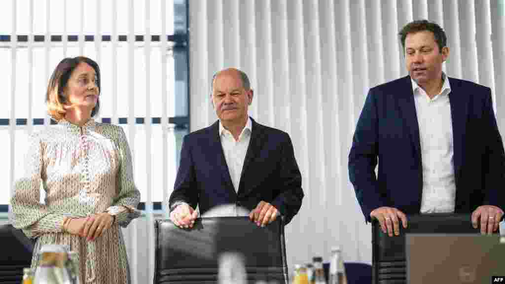 Balról jobbra: Katarina Barley, a Szociáldemokrata Párt (SPD) jelöltje, Olaf Scholz német kancellár és Lars Klingbeil, az SPD társelnöke érkezik a párt berlini székházába 2024. június 10-én, egy nappal az európai parlamenti választások után. Scholz kancellár pártja 14,1 százalékkal legrosszabb eredményét érte el